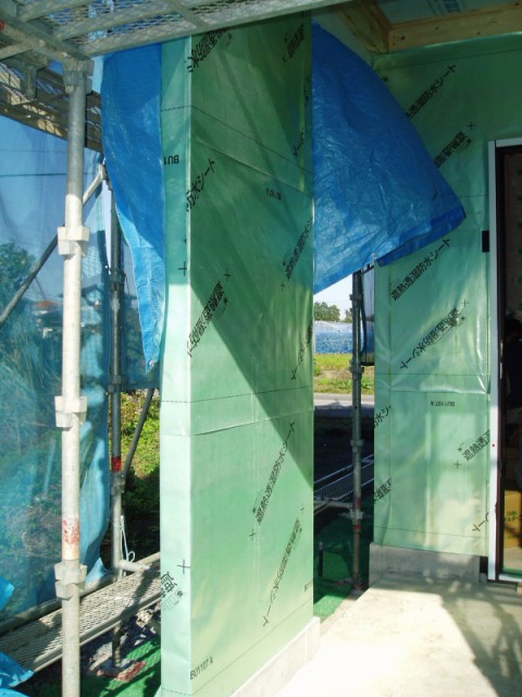 遮熱シート施工中　