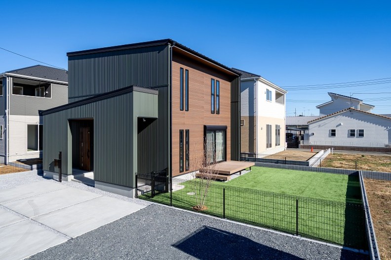 愛犬が思う存分に遊べるようにと足に優しい人工芝