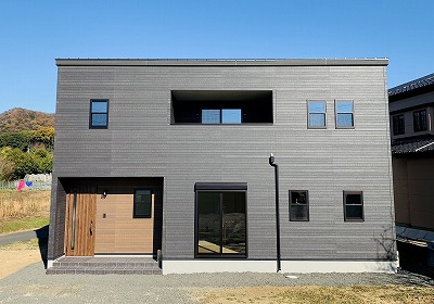 ブラックとブラウンのかっこいい外観