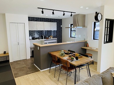 表情豊かなブルーのアクセントタイルのキッチン