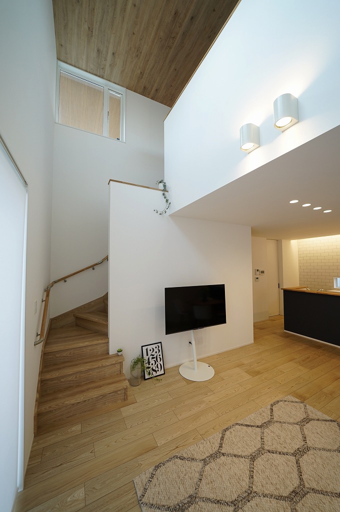 吹抜けのある18畳の広々としたLDK。