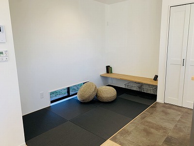 黒染めの和紙畳の和室スペース