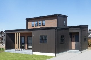 ヴィンテージモダンのセミフラットな半平屋の家