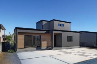 上質なのに暮らしやすい。ホテルライクな半平屋の家