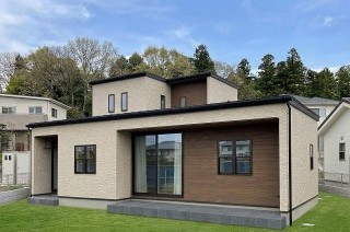 グレー×木目が調和する大人モダンスタイル セミフラット半平屋の家